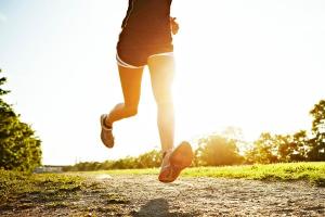 Runners talk about how they manage to get up early for a morning run, and why they need it. How to run better in the morning