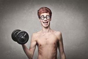 Kuidas kõhnale mehele kaalus juurde võtta: treeningprogramm