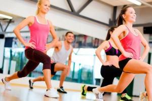 लड़कियों के लिए घरेलू वर्कआउट: पूरे शरीर के लिए एक तैयार व्यायाम योजना